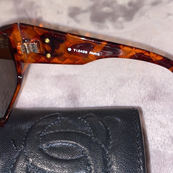Tortoise frames with the Chanel gold hardware stamped 712429 Paris - Picture 5 of 8